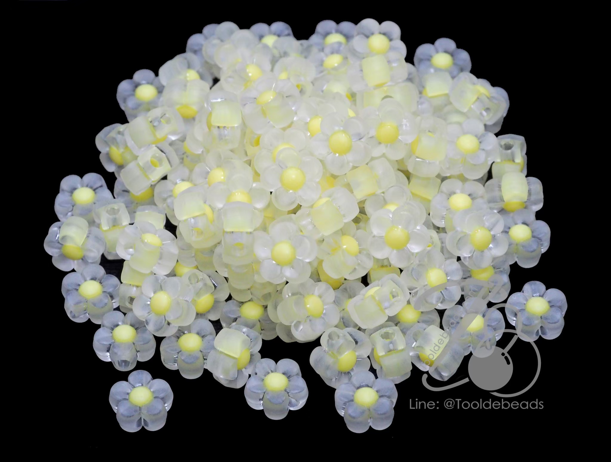 ลูกปัดอะคริลิค 13มม. ลายดอกซากุระเล็กสอดไส้ คละสีขุ่นใส (10 กรัม) SKU-16827