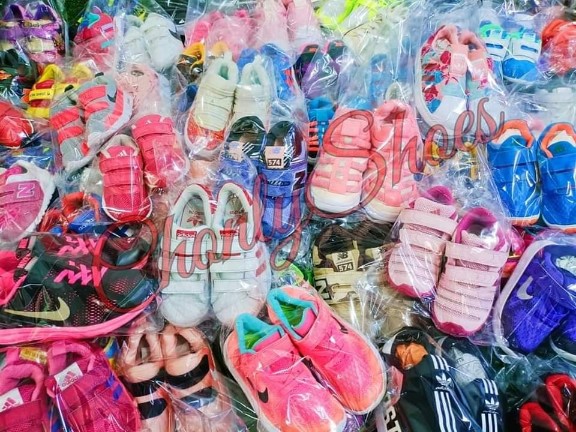 ขายส่งรองเท้ามือสอง