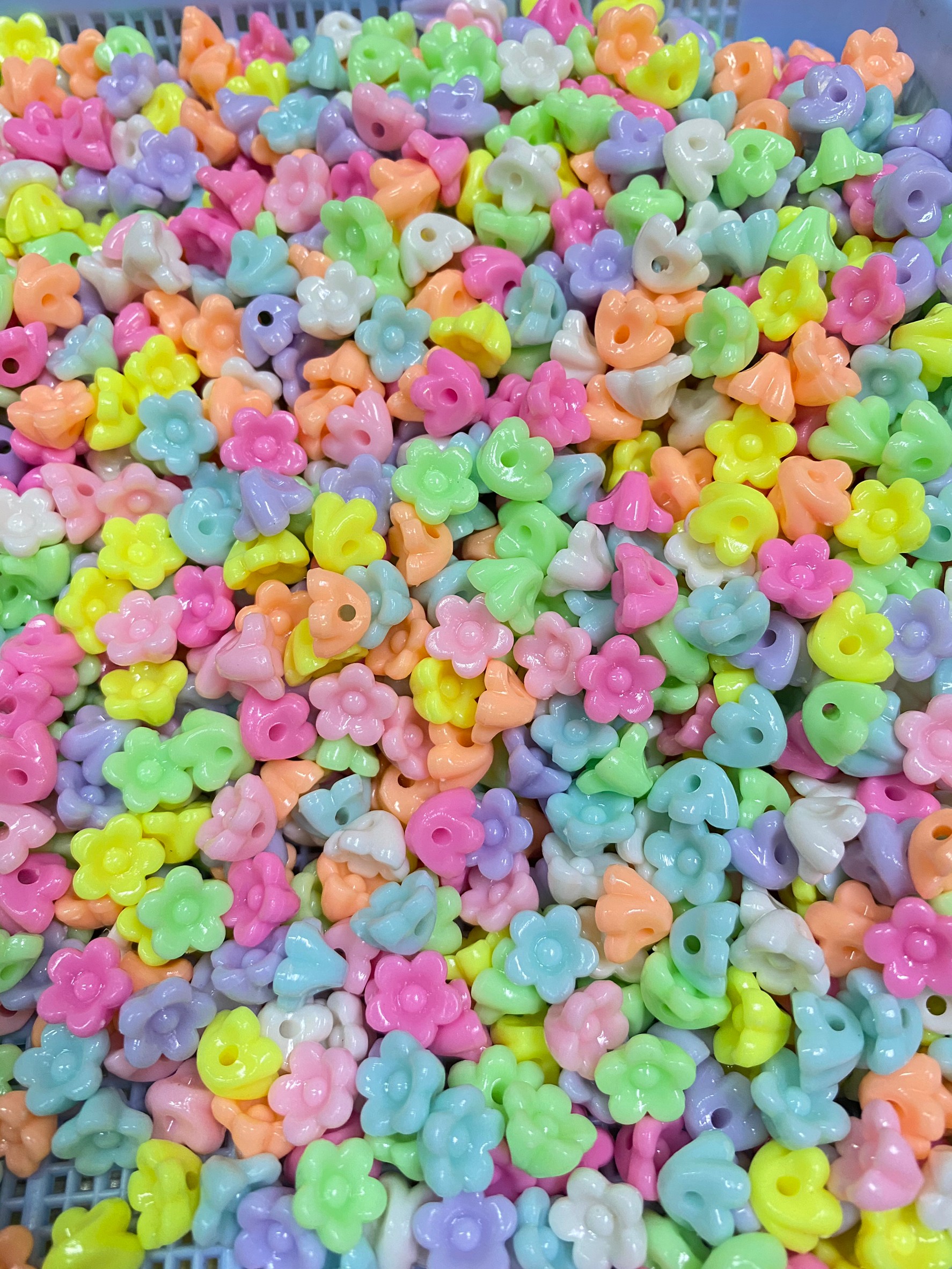 ลูกปัดอะคริลิค 10มม. ลายดอกไม้ ร้อยข้าง คละสีหวาน (15 กรัม) SKU-08489