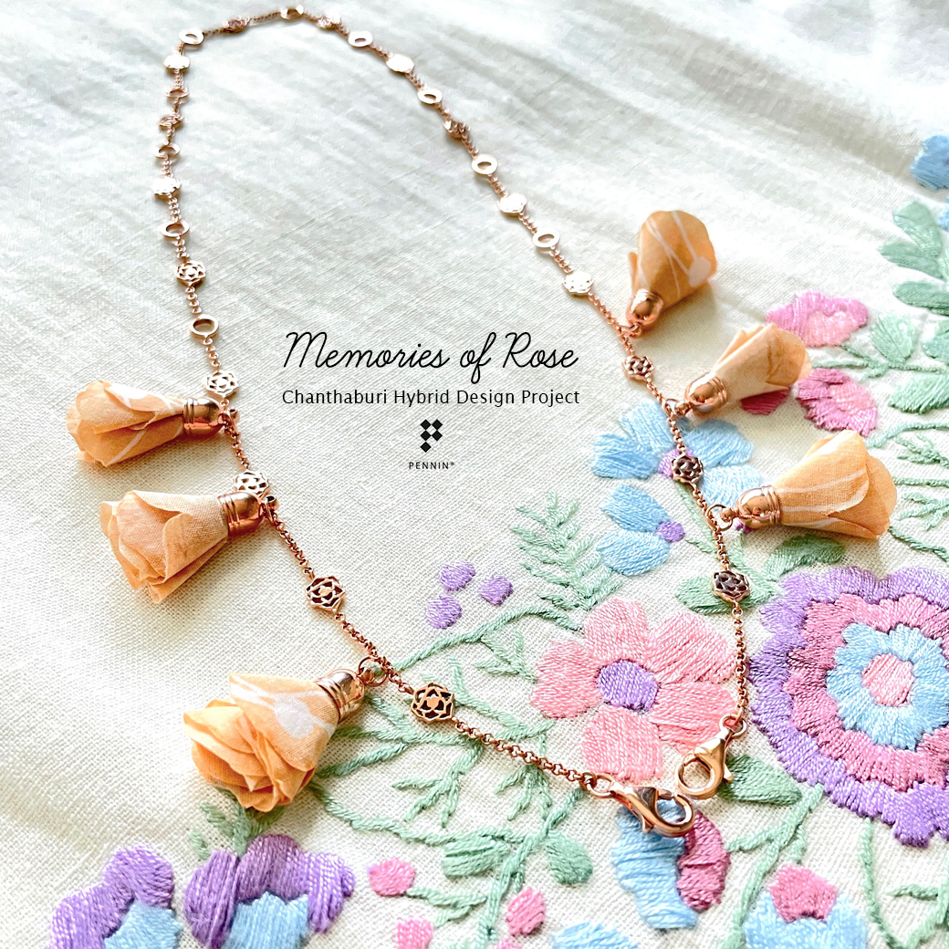 สายคล้องแมสก์ Memories of Rose เงินแท้ 925 ชุบโรสโกลด์ ประดับพู่ดอกไม้ผ้าบาติก สีดินเหมืองพลอย