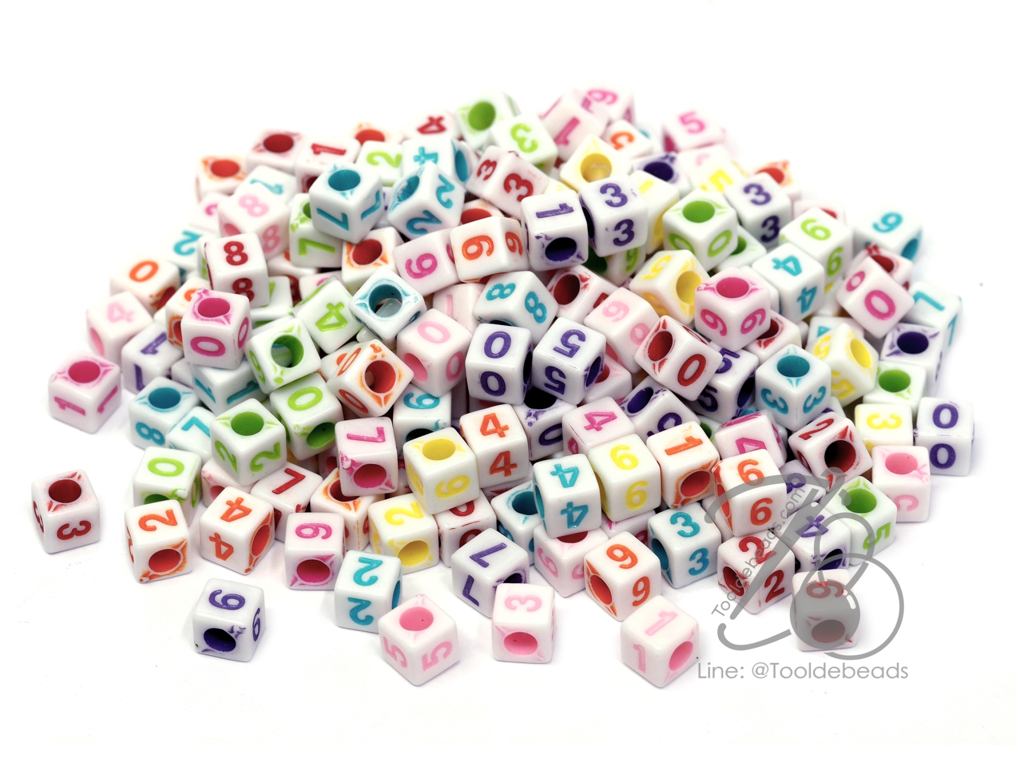 ลูกเต๋าตัวเลข 7*7มม. พื้นขาว อักษรสี (10 กรัม) SKU-09898