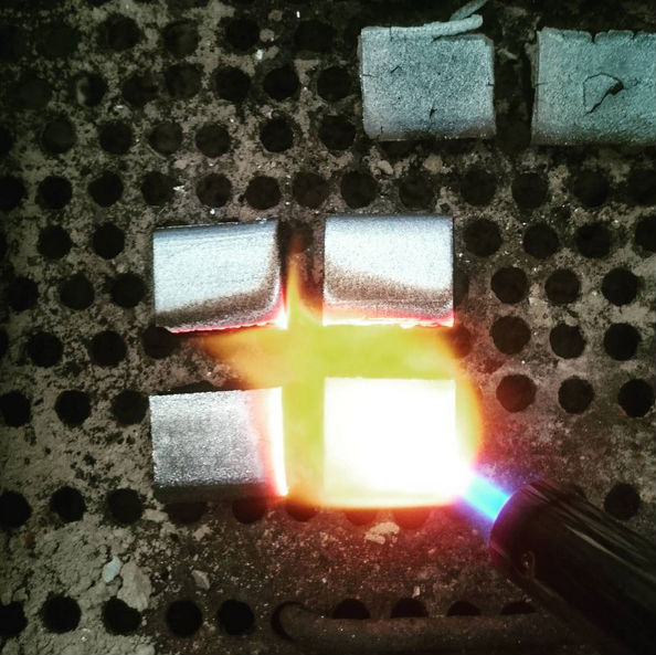 Arab Charcoal Burner ถ่าน ถ่านเผา ถ่านไม้ ถ่านพิเศษ ชาโคล สำหรับจุดไฟเผา ชิช่า บารากุ ทำจากธรรมชาติ 100% ไร้กลิ่น ไร้ควัน ไม่มีประกายไฟ ปลอดภัย ไร้สารเคมี จุดนานถึง 4-5 ชมต่อชิ้น - 1 กล่อง