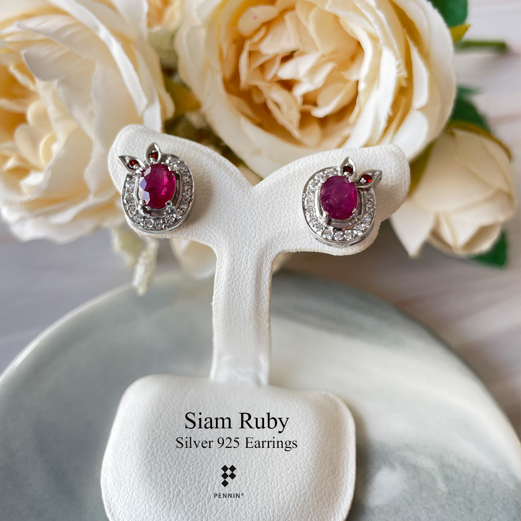 ต่างหูทับทิมจันท์เผาเก่า ผูกโบว์ ประดับพลอยโกเมน ล้อมเพชรสวิส เงินแท้ชุบทองคำขาว แบบสวยน่ารัก