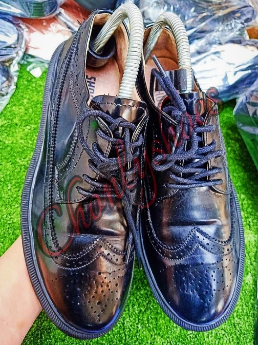 รองเท้าหนังมือสอง by Chonlyshoes