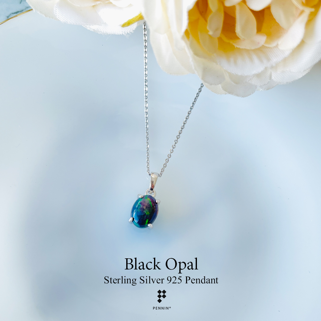 จี้โอปอลสีดำ (Black Opal) ขนาด 8x10 mm ประกายสีเขียว ฝังหนามเตย ชุบทองคำขาว