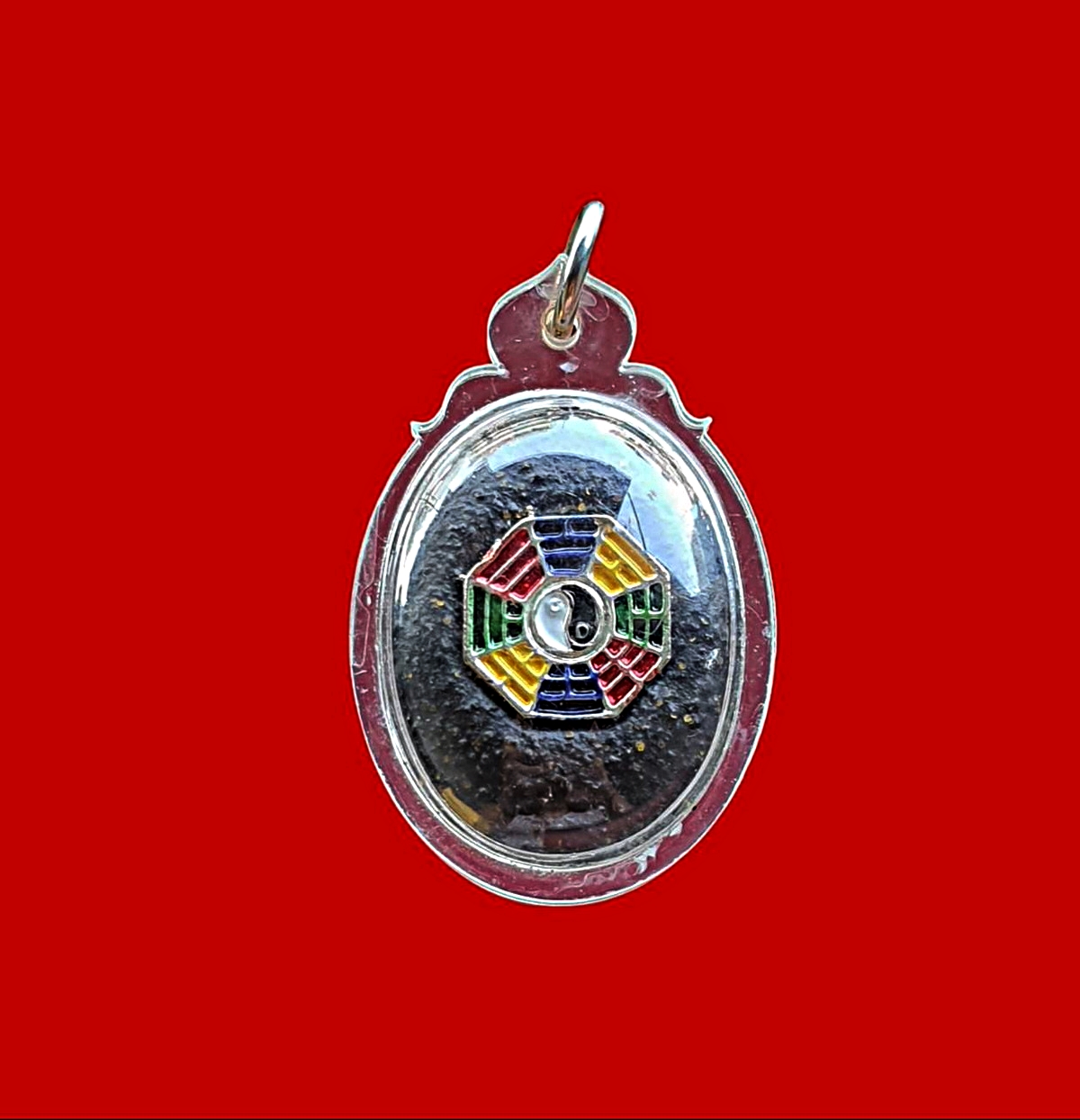 เหรียญล็อกเก็ตกระเบื้องสียี่กอฮงด้านหลังโป๊ยก่วย