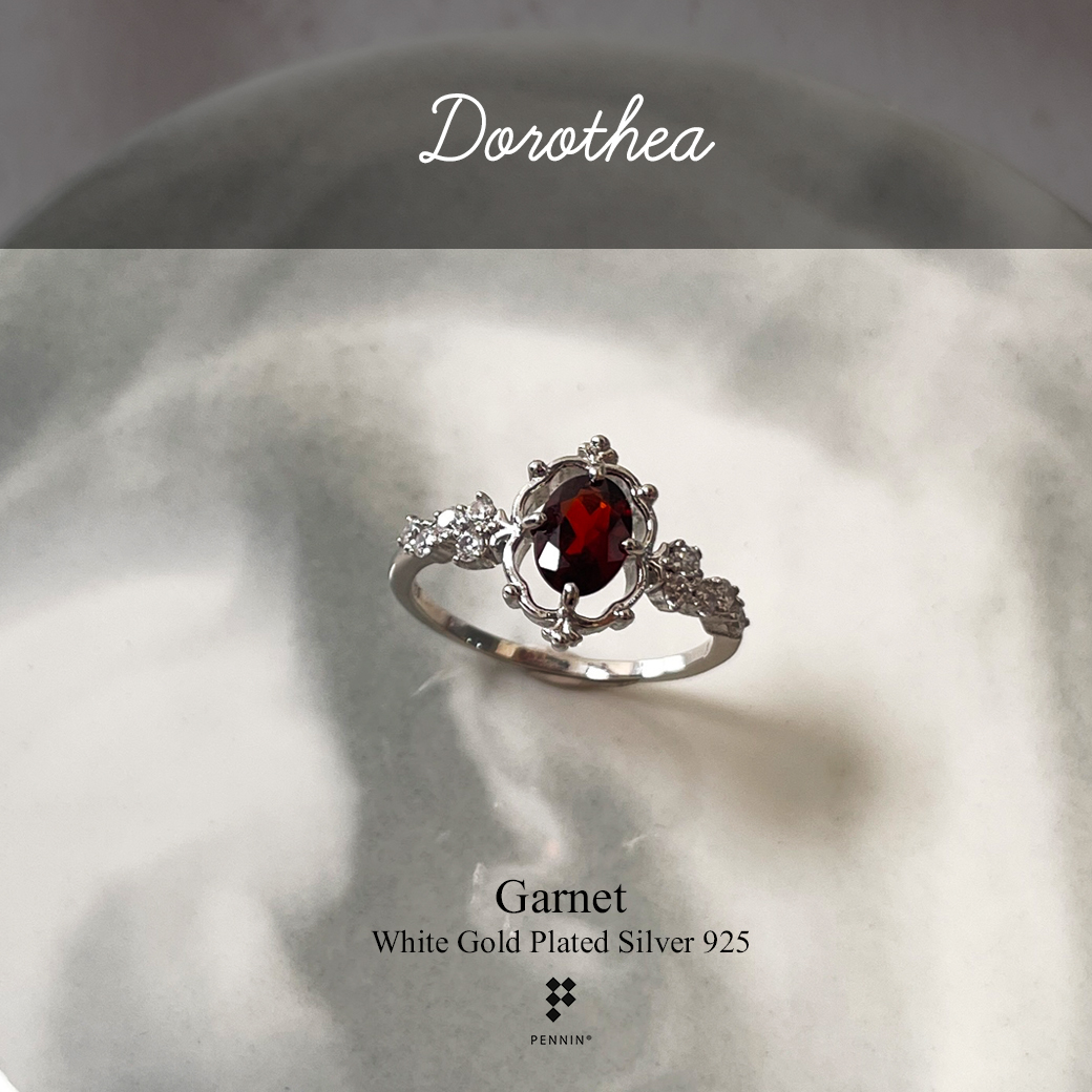 DOROTHEA: แหวนโกเมน (Garnet) 8x6mm แซมเพชร CZ ดีไซน์แนววินเทจ เงินแท้ชุบทองคำขาว