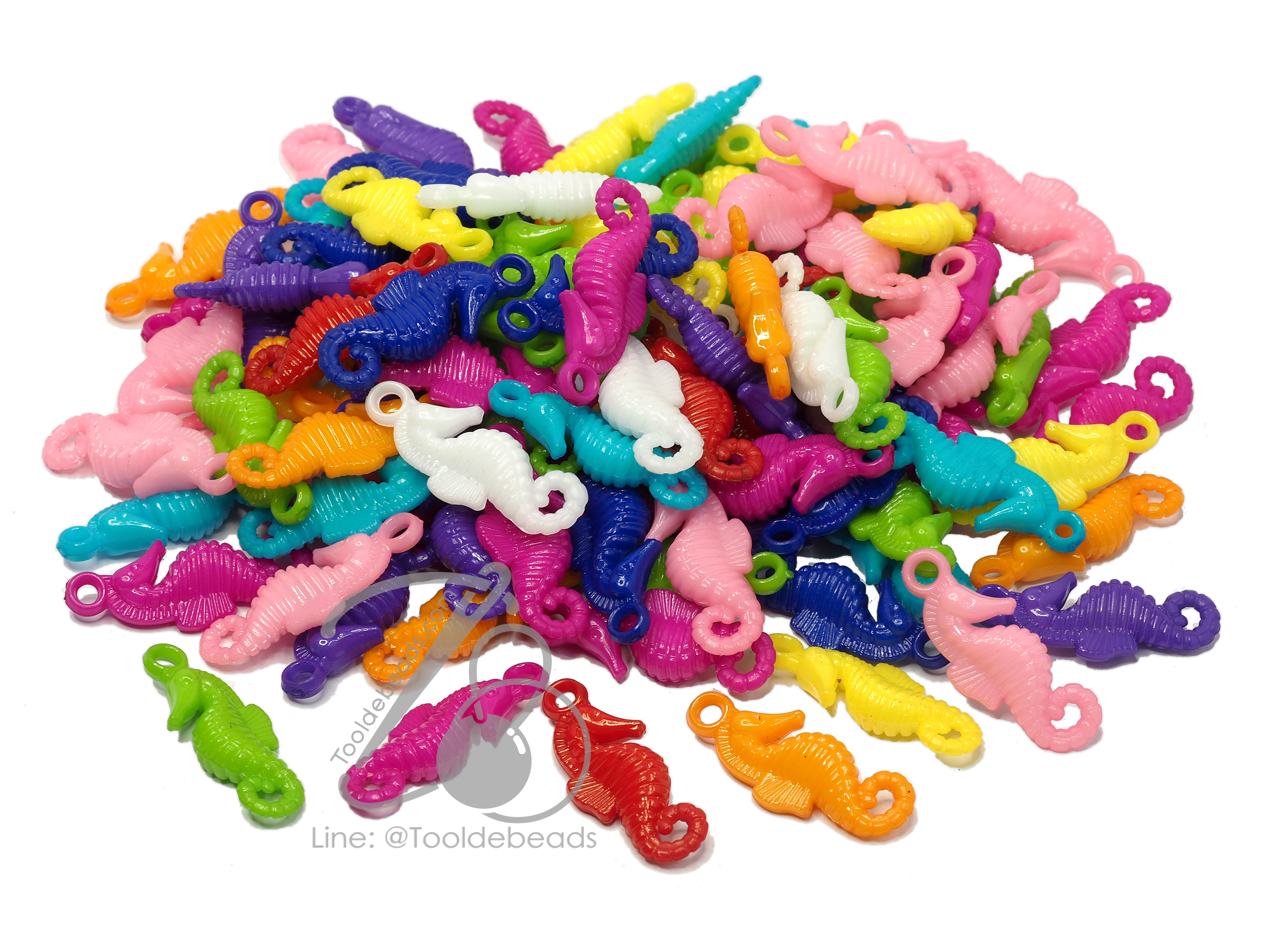 จี้อะคริลิค 11*32มม. ลายม้าน้ำ สีสด (500 กรัม) SKU-07614