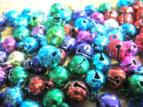 กระพรวนโลหะเคลือบสีมัน ขนาด 7 ม.ม. คละสี / 50 เม็ด