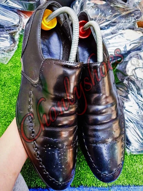 รองเท้าหนังมือสอง by Chonlyshoes
