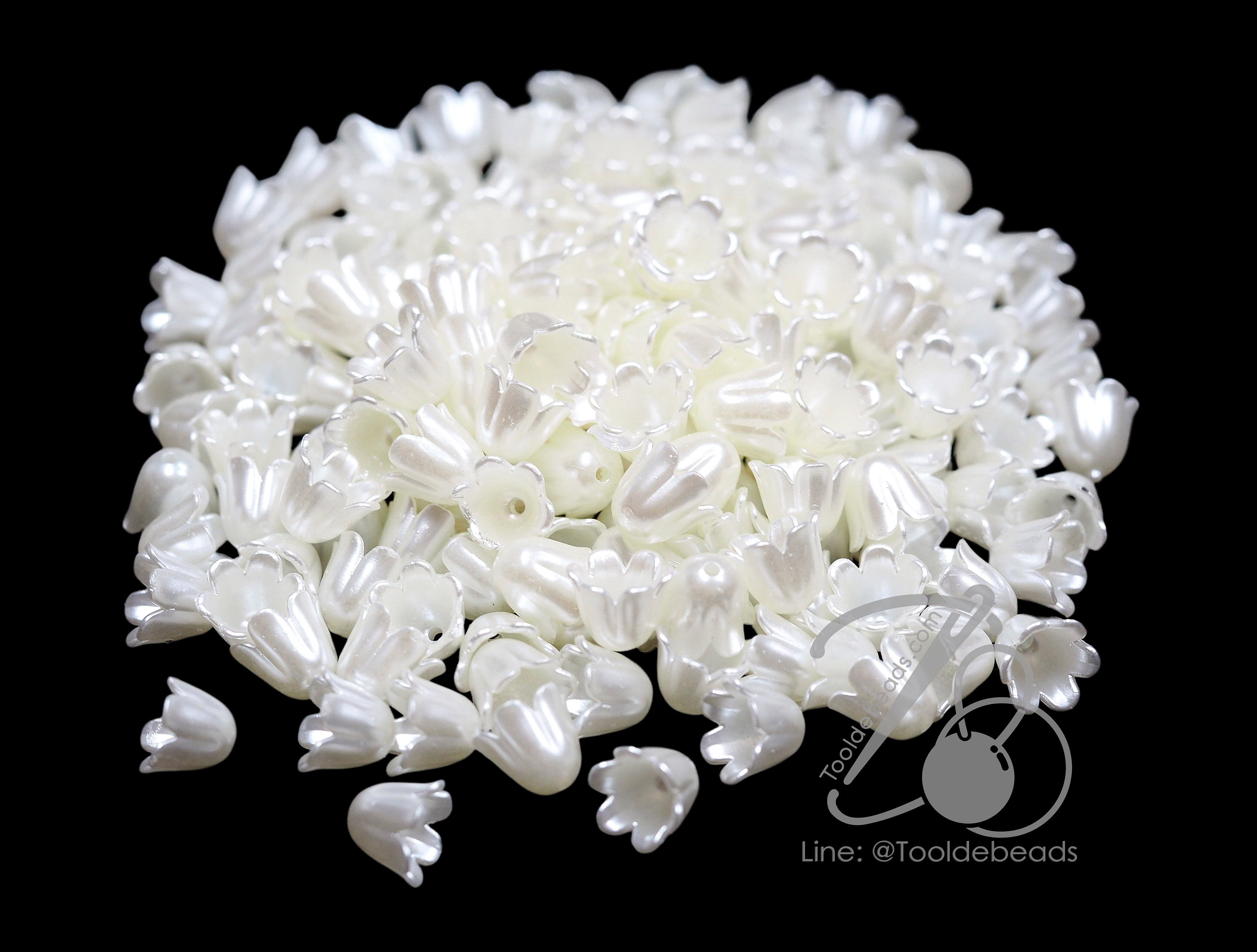 ลูกปัดมุกพลาสติก 10มม. ลายตัวครอบดอกไม้ สีครีม (10 กรัม) SKU-15137