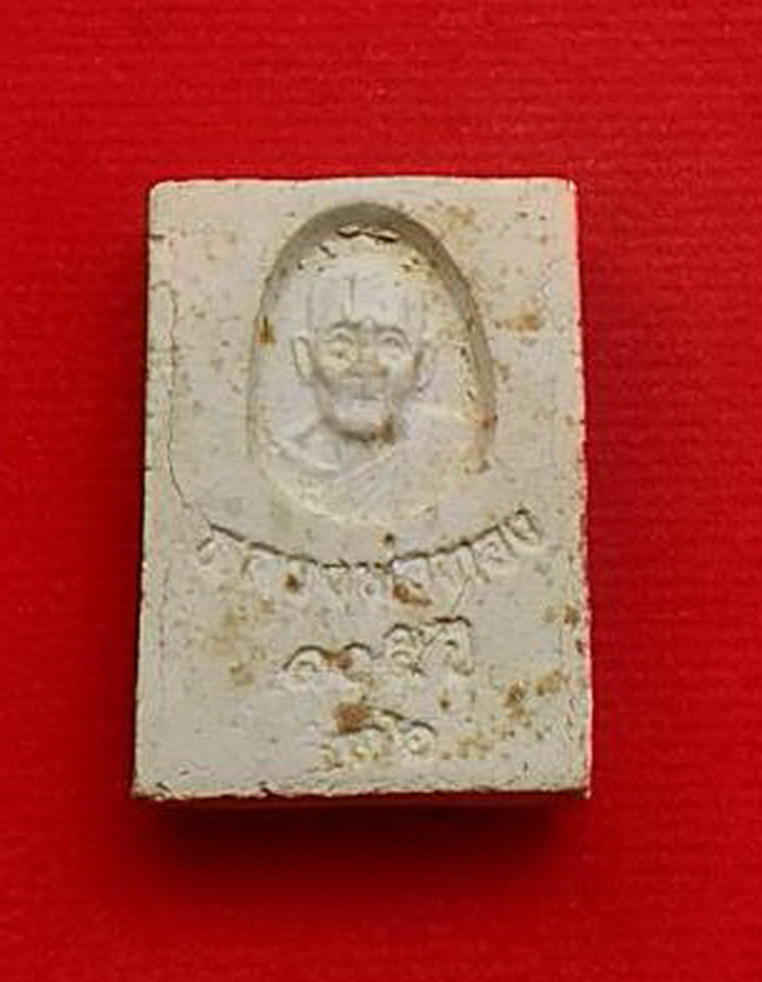 พระหลวงพ่อบ้านแหลมจ.สมุทรสงครามด้านหลังหลวงปู่ทองรุ่นอายุ105ปีวัดน้ำคอกใหม่จ.ระยอง