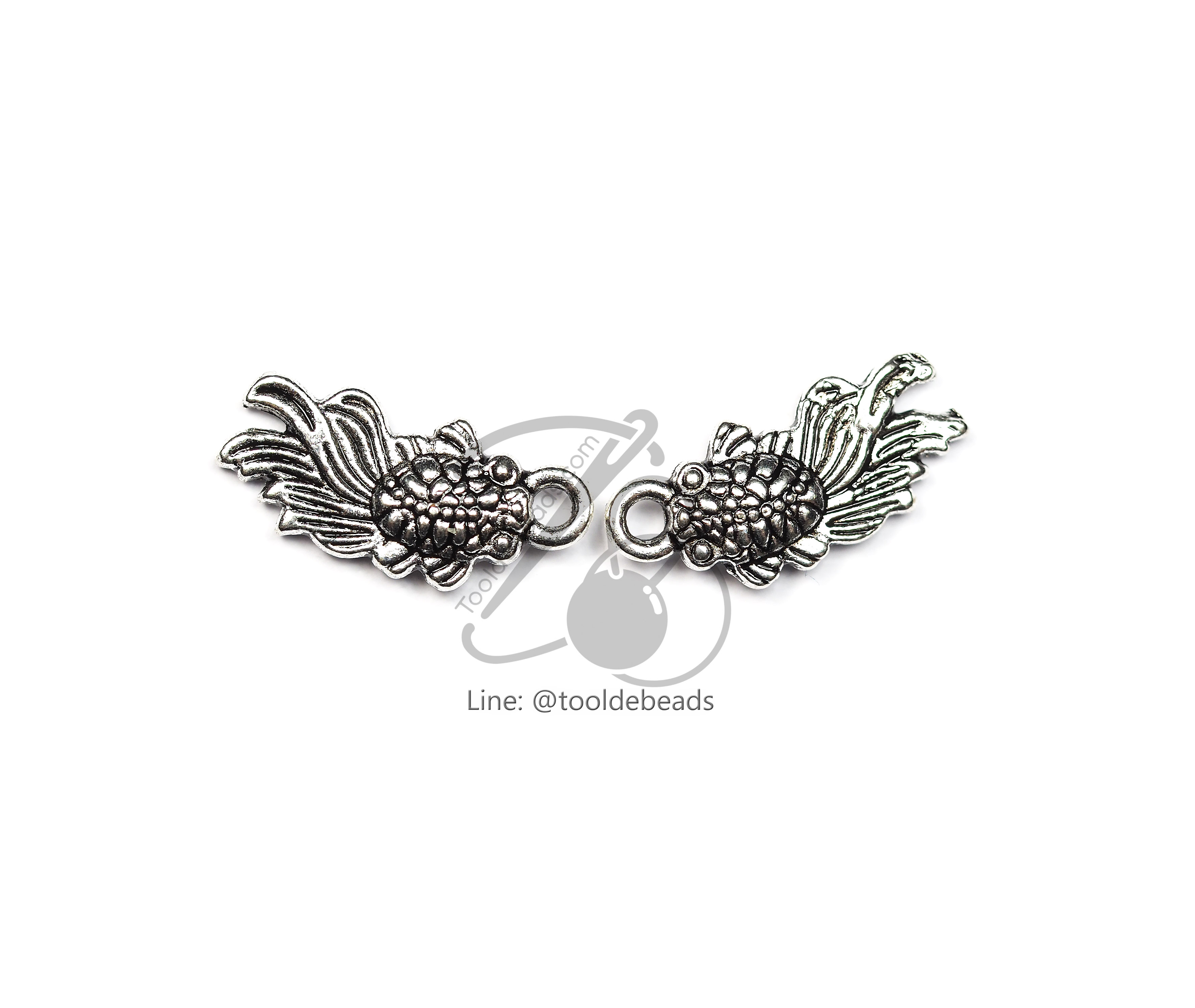 จี้เหล็ก 228 9*18มม. ลายปลาทอง สีเงิน (1 ชิ้น) SKU-00634