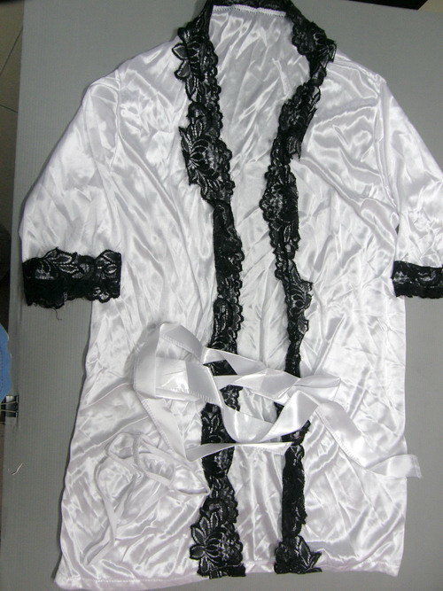 ชุดนอน สีขาวขลิบดำ