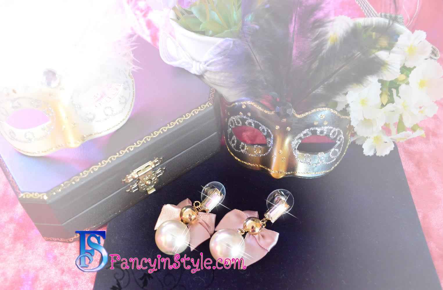 Earings/costume accessories/ต่างหูดีไซน์รูปโบว์ทำด้วยริบบิ้นสีชมพูประดับมุกและคริสตัลใสทรงเหลี่ยม
