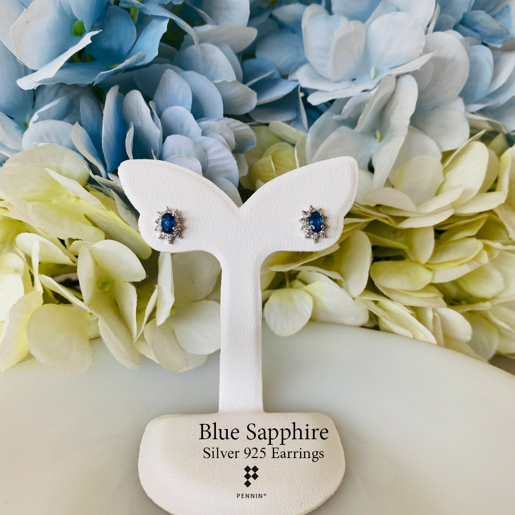 ต่างหูไพลิน Blue Sapphire Earrings ล้อมเพชร แบบน่ารัก ใส่ติดหูได้ทุกโอกาส