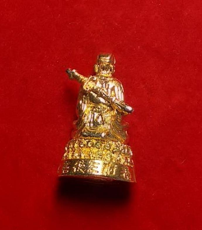 รูปหล่อลอยองค์เซียนซือมูลนิธิไตรคุณธรรมซำเต็กไท้จ.ชลบุรีเนื้อกะไหล่ทองขนาดความสูง2.5เซนติเมตรหน้ากว้าง1.5เซนติเมตร