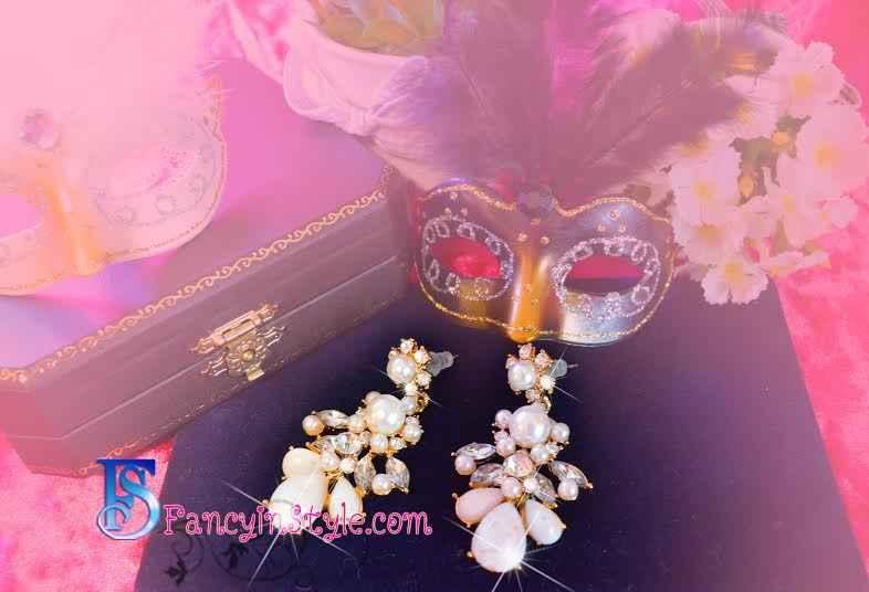 Earings/ต่างหูแต่งคริสตัลรูปหยดน้ำสีขาวและแต่งมุกรูปดอกไม้