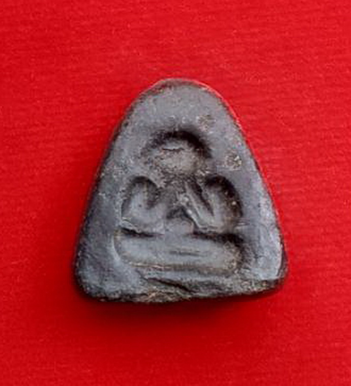 พระปิดตาหลังแบบเนื้อผงสีดำ