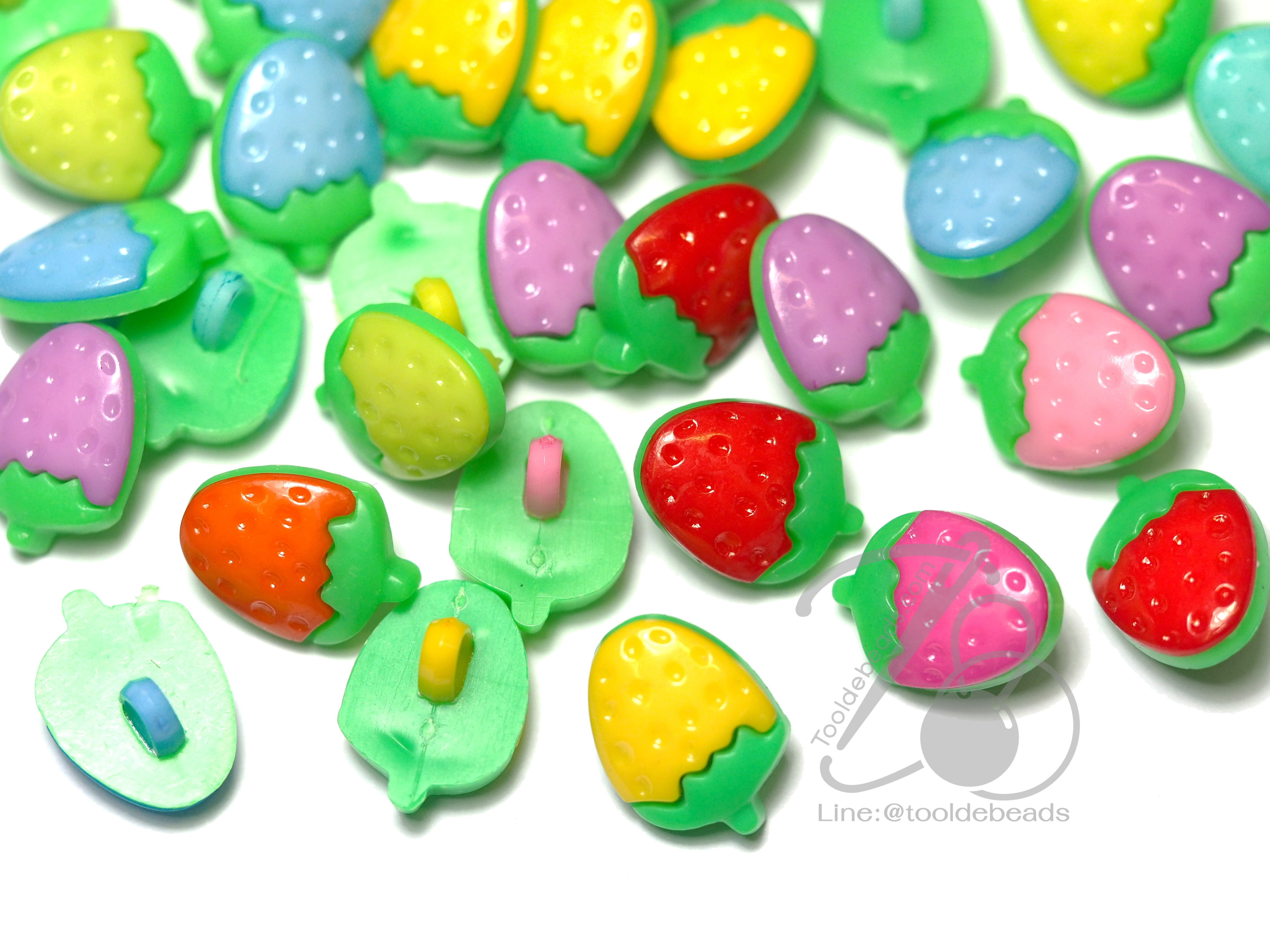 กระดุม 15มม. ลายสตอเบอร์รี่เล็ก (9 เม็ด) SKU-04166