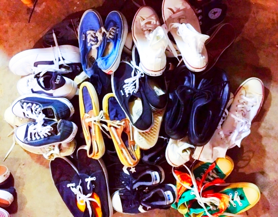 รองเท้าผ้าใบมือสองขายส่ง