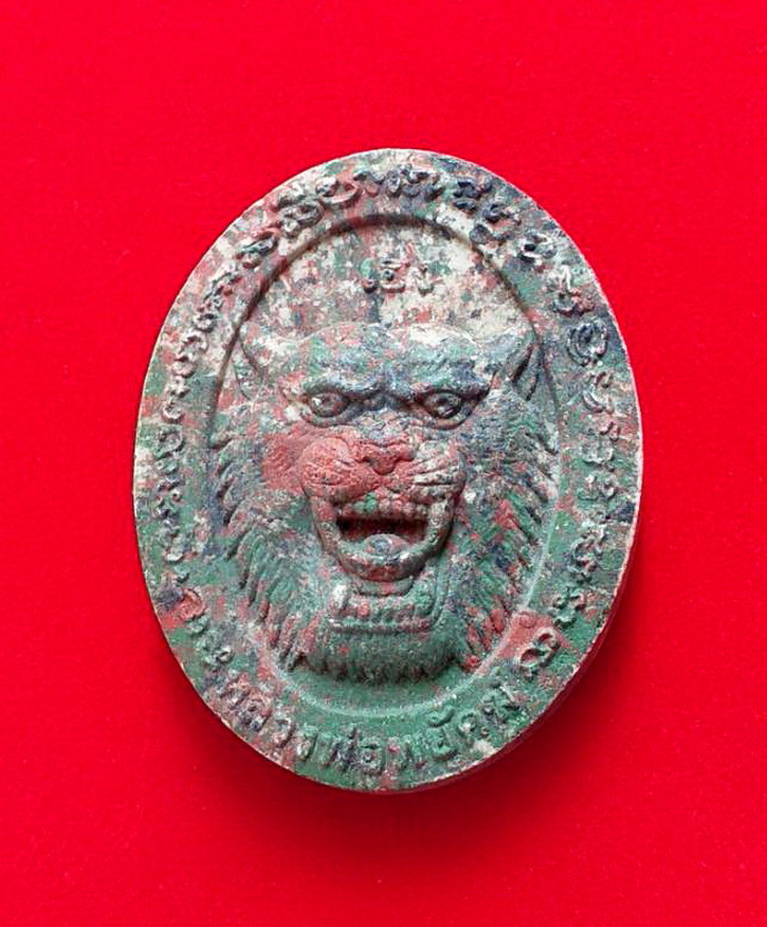 พระพ่อปู่ยี่กอฮงด้านหลังหลวงพ่อพยัคฆ์รุ่นเฮงเนื้อผงหลายสี