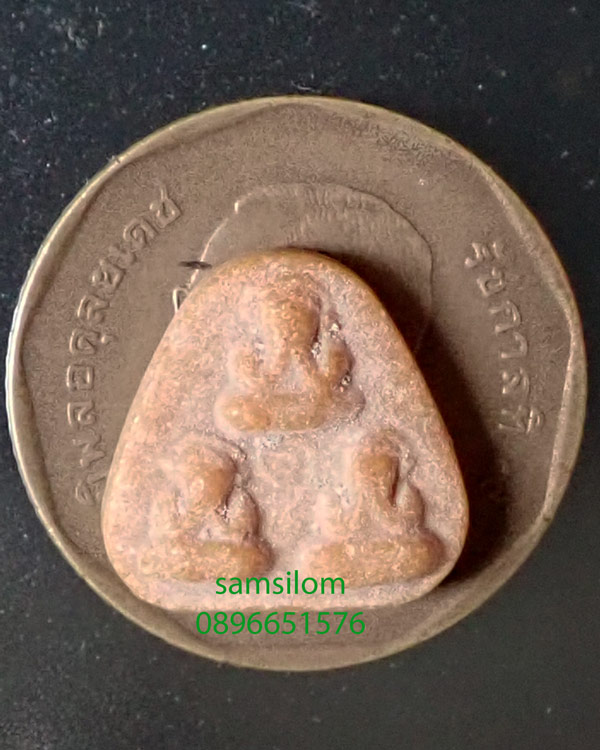 หลวงปู่ทิม วัดละหารไร่ พระปิดตาสามเกลอ วัดบ่อวิน เนื้อผงน้ำมัน ปี17-18 แท้ดูง่าย องค์2