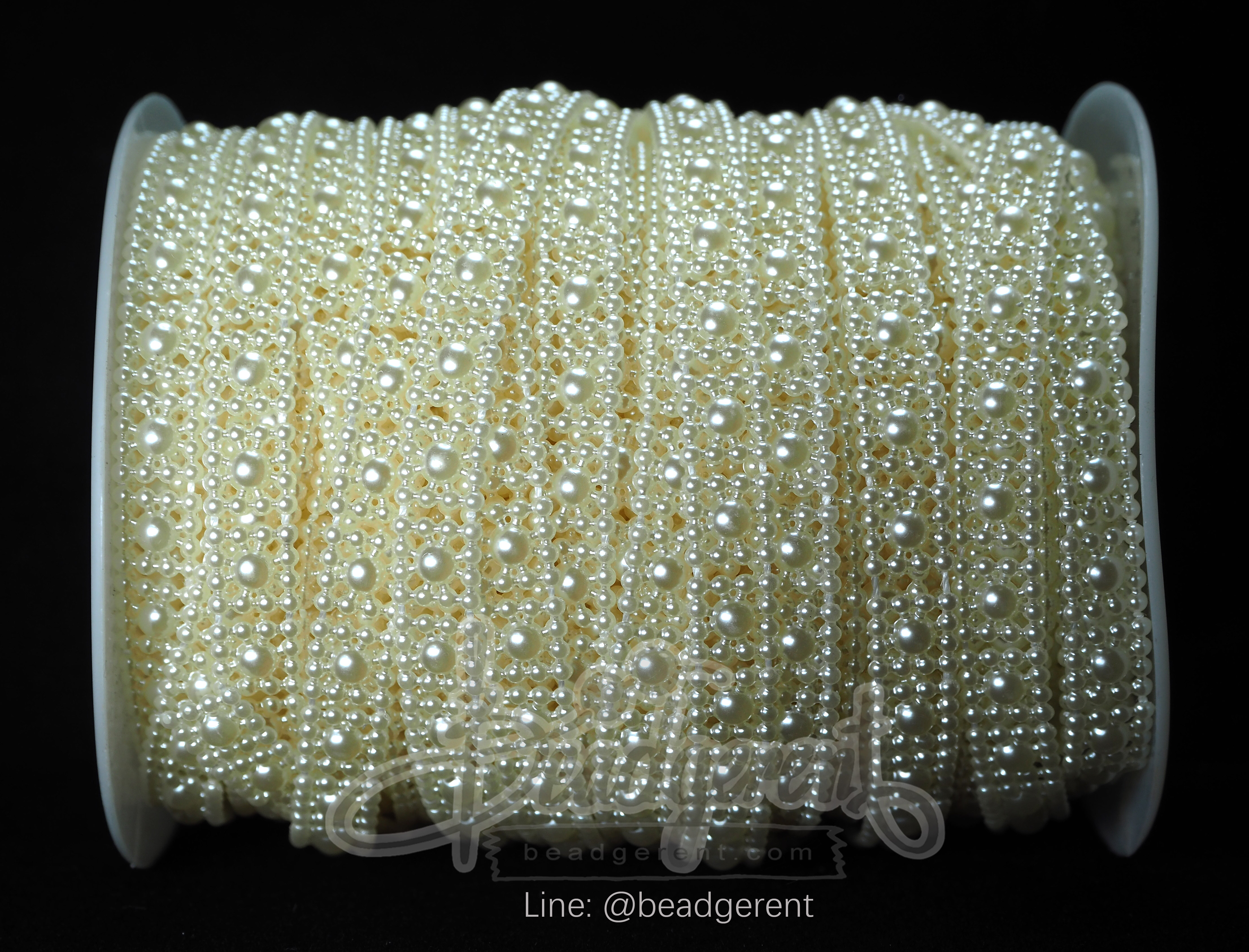 มุกเส้น 10มม. ลายมุกล้อมเหลี่ยม สีครีม (25 หลา) SKU-01848