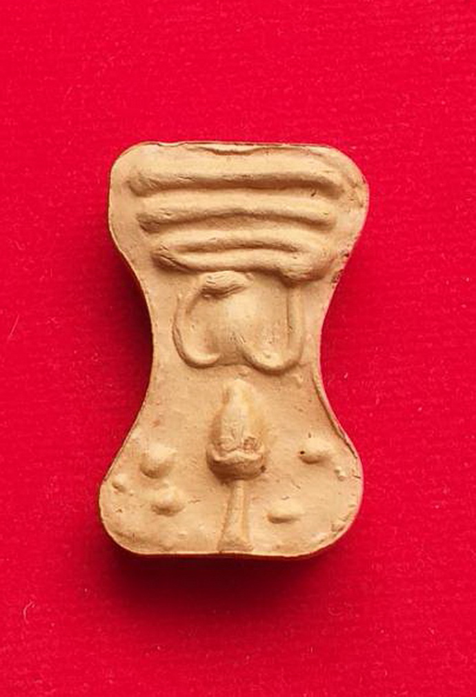 พระมเหศวรพิมพ์เล็กรุ่นนำฤกษ์มรดกแผ่นดินทองเนื้อดินกรุผสมมวลสารเก่าวัดพระศรีรัตนมหาธาตุจ.สุพรรณบุรีปี2558