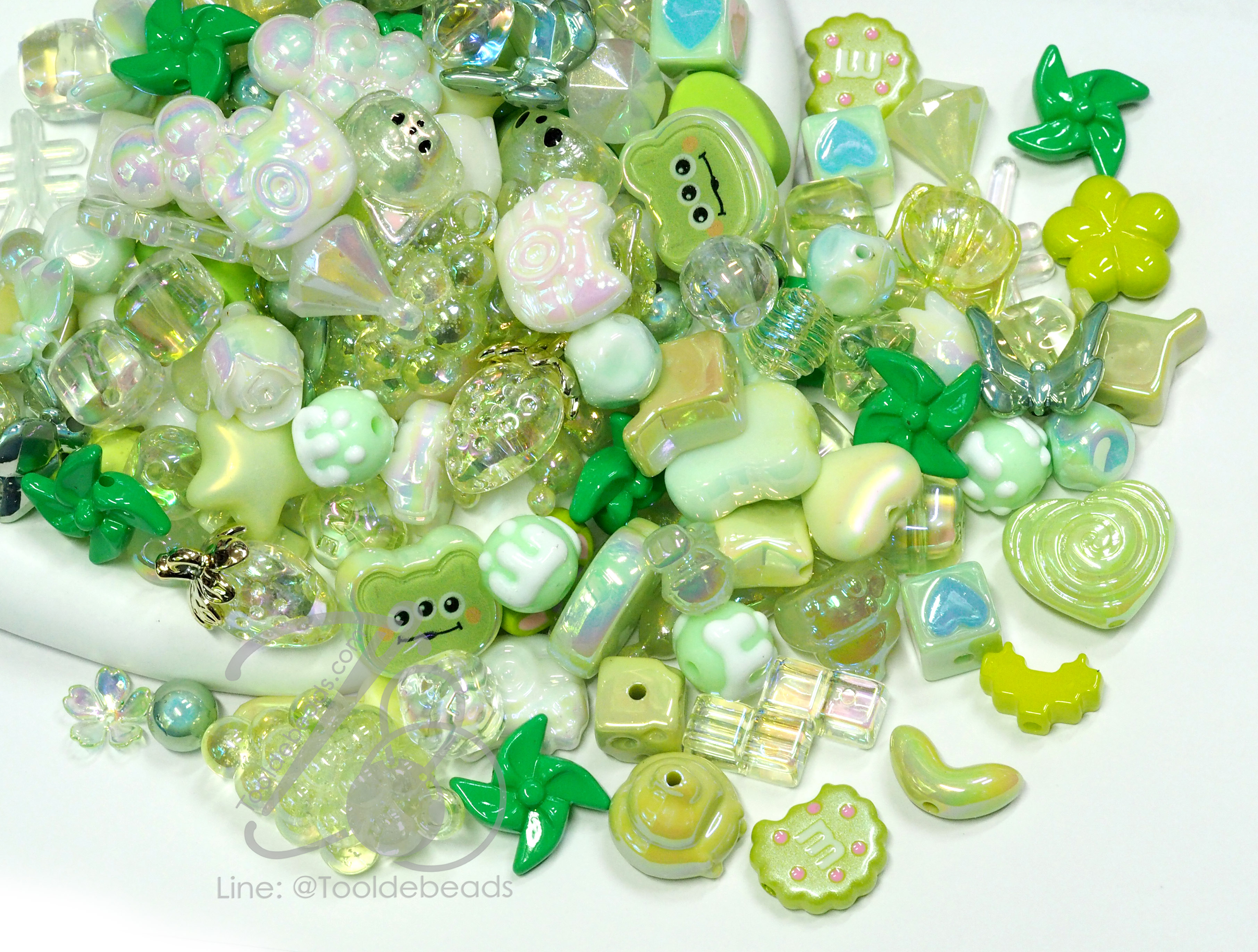 ลูกปัดอะคริลิค เคลือบรุ้ง คละลาย (High Quality) สีเขียว (100 กรัม) SKU-16628