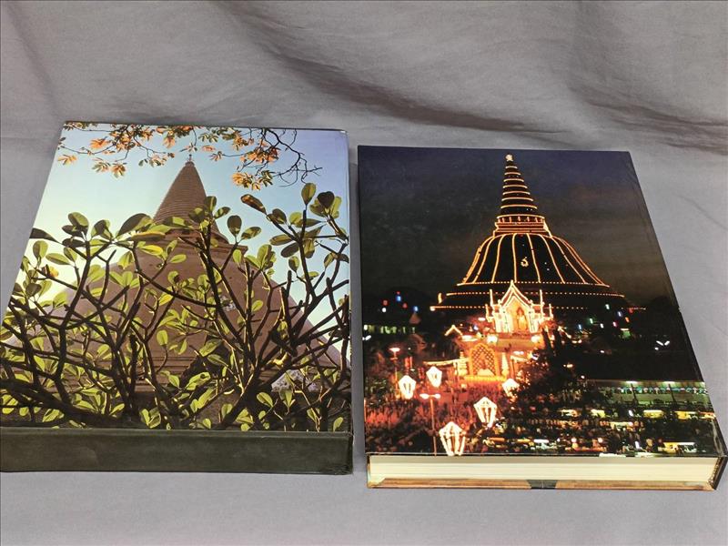 หนังสือ"สุดยอดพระเครื่องเมืองนครปฐม" รวบรวมโดย อ.ลิ้ม นครปฐม เมื่อปี 2538 (พร้อมกล่อง)