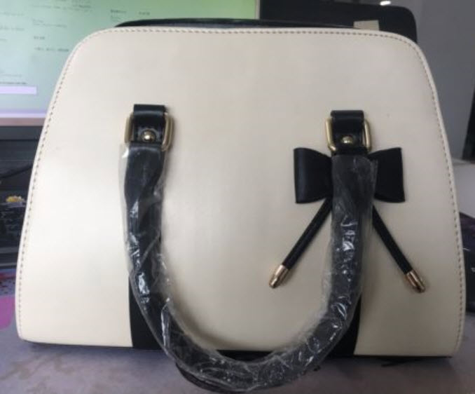 กระเป๋าสะพายแฟชั่น สีขาว