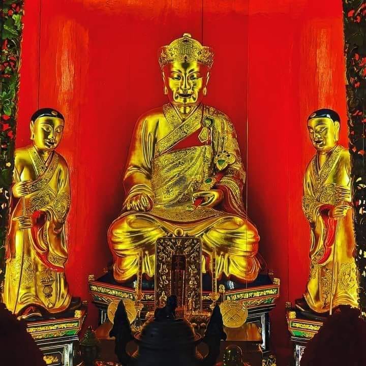 เหรียญองค์ไต้ฮงกงโจวซือด้านหลังรัชกาลที่1สร้างเป็นที่ระลึกราชวงศ์จักรีครบ200ปีเนื้อกะไหล่ทองเลี่ยมโบราณ