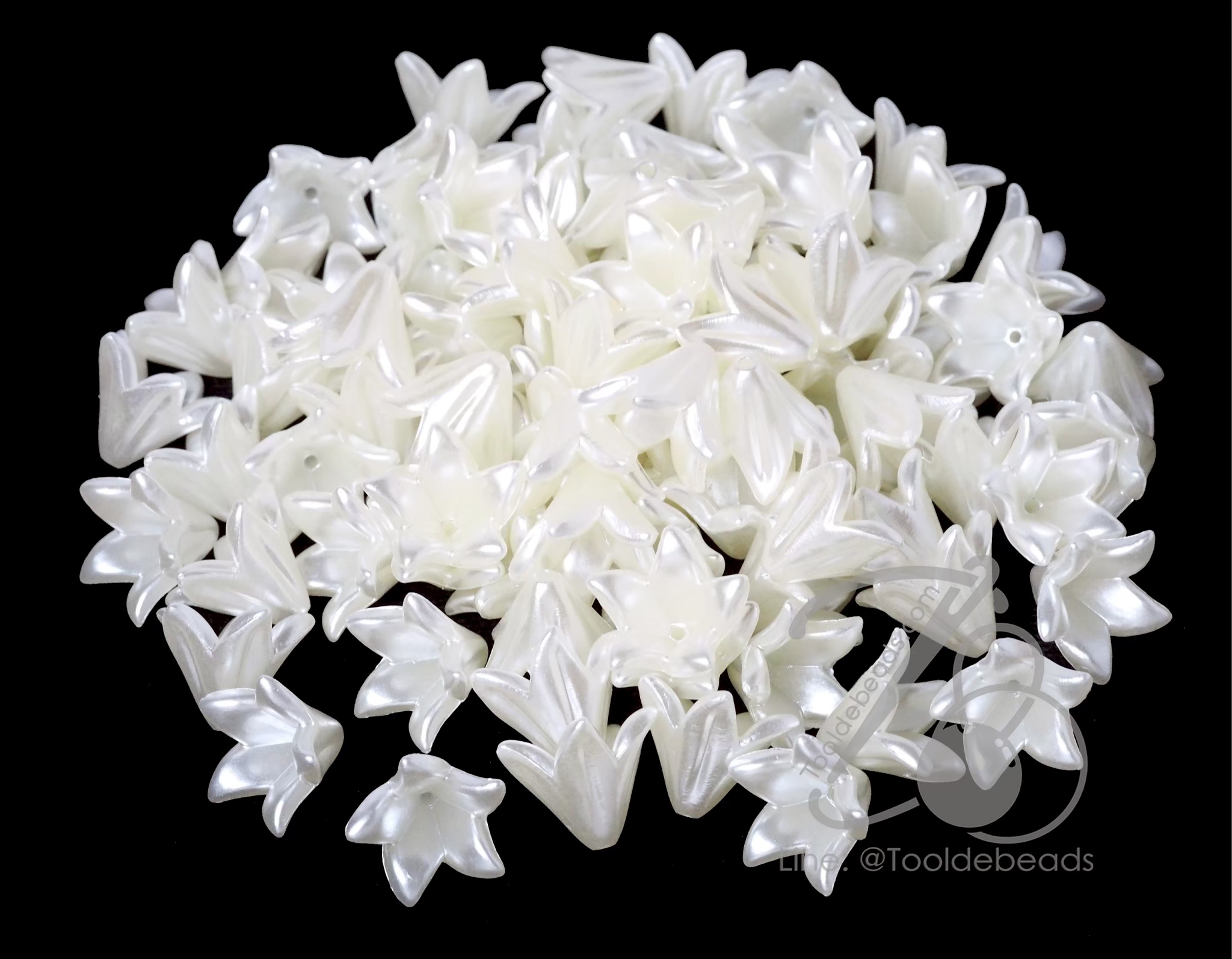 ลูกปัดมุกพลาสติก 14*16มม. ลายตัวครอบดอกไม้ สีครีม (500 กรัม) SKU-18446