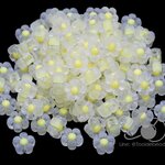 ลูกปัดอะคริลิค 13มม. ลายดอกซากุระเล็กสอดไส้ สีเหลืองขุ่นใส (10 กรัม)