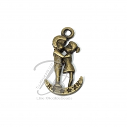 จี้เหล็ก 151 15*28มม. ลายคนคู่ สีสนิม (1 ชิ้น) SKU-00522