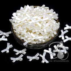 ลูกปัดมุกพลาสติก 22มม. ลายโบว์จิ๋ว สีครีม (10 กรัม) SKU-14685