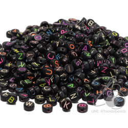 ลูกปัดตัวอักษร 4*7มม. พื้นดำ อักษรสี (10 กรัม) SKU-04999