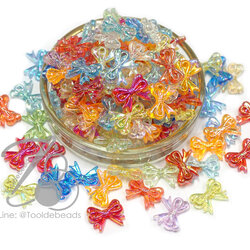 ลูกปัดพลาสติก เคลือบรุ้ง 19*15มม. ลายโบว์มีหาง คละสีรุ้งใส (15 กรัม) SKU-14655