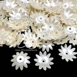 ลูกปัดมุกพลาสติก 31มม. ลายดอกไม้บาน สีครีม (500 กรัม) SKU-12779