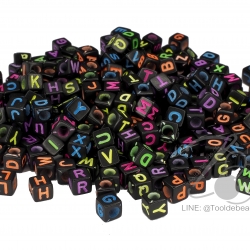 ลูกเต๋าตัวอักษร 6*6มม. พื้นดำ อักษรสี (500 กรัม) SKU-07278