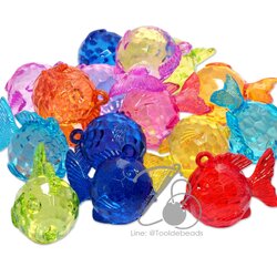 จี้อะคริลิค 32*41มม. ลายปลาทอง คละสีใส (500 กรัม) SKU-12043