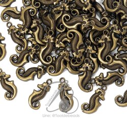 จี้อะคริลิค 8*25มม. ลายม้าน้ำ สีสนิม (500 กรัม) SKU-10982