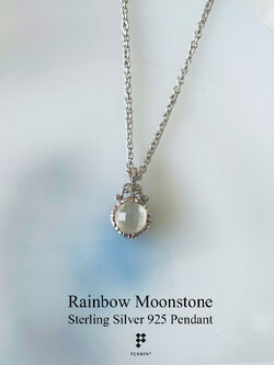 CROWN: จี้Rainbow Moonstone กลม 6mm รูปมงกุฎเล็กๆ ประดับเพชร CZ พร้อมสร้อยเงินยาว 20 นิ้ว