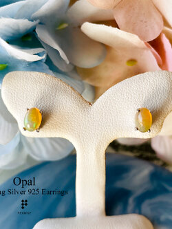 ต่างหูไข่ 6x4mm โอปอลส้มอมเหลือง 0.76ct ฝังหนามเตย สามารถใส่ได้ทุกโอกาส ติดหูใส่สะบาย