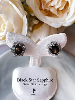 ต่างหูกังหันเอียง สตาร์ แซฟไฟร์ บางกะจะ จันทบุรี BlackStar Sapphire ล้อมด้วยเพชร CZ เกรด TOP 6A เงินแท้ชุบทองคำขาว ดีไซน์สวยหรูคลาสสิก