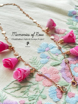 default สายคล้องแมสก์ Memories of Rose เงินแท้ 925 ชุบโรสโกลด์ ประดับพู่ดอกไม้ผ้าบาติก สีชมพูดอกกุหลาบ