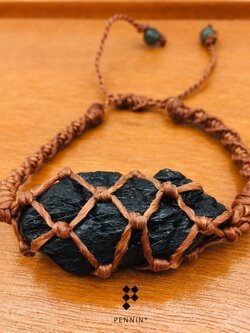 สร้อยข้อมือนิลดิบเชือกถักขนาดเล็กคละสี ปลายแต่งลูกปัดหยกแท้ สายสร้อยข้อมือปรับรูดยืดได้สูงสุด 22 cm : สีน้ำตาล