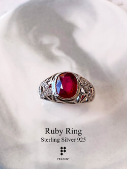 ROY: แหวนพลอยผู้ชาย ทับทิม แอฟริกา เผาใหม่ เงินแท้ 925 ชุบทองคำขาว แซมเพชรสวิส CZ ลวดลายสามเหลี่ยม