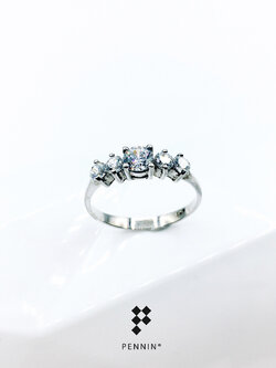 แหวนเพชรห้าเม็ด Five Diamond Ring เพชรสวิส CZ เกรด Top 6A ส่องประกายสวยไม่แพ้เพชรแท้ สวย หรู ดูดี ทุกโอกาส